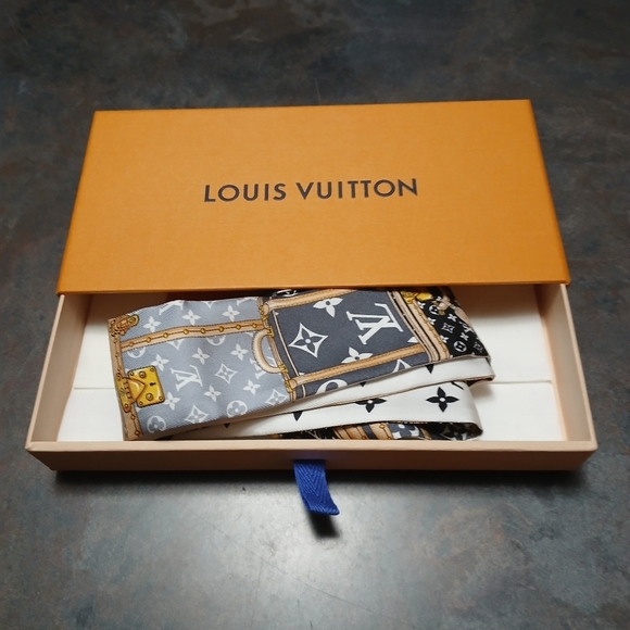 Authentic Louis Vuitton Monogram Black and Gold Scarf - Picture 10 of 11